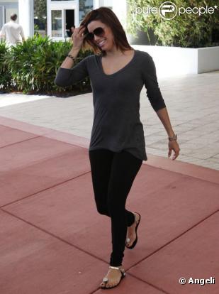 Eva Longoria entourée de son mari Tony Parker, et des ses amis, dont Kim Kardashian, Robin Antin, et Jaime Camil, à Miami, le 15 mars 2010