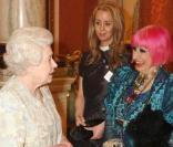 La reine Elizabeth II et Zandra Rhodes lors de la soirée de la mode anglaise à Buckingham Palace le 16 mars 2010