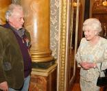 La reine Elizabeth II et David Bailey lors de la soirée de la mode anglaise à Buckingham Palace le 16 mars 2010