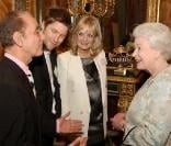 La reine Elizabeth II au côté de Twiggy, David Sassoon et Christopher Bailey lors de la soirée de la mode anglaise à Buckingham Palace le 16 mars 2010