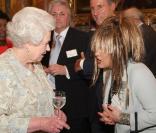 La reine Elizabeth II et Elizabeth Emanuel lors de la soirée de la mode anglaise à Buckingham Palace le 16 mars 2010