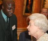 La reine Elizabeth II discute avec Ozwald Boateng lors de la soirée de la mode anglaise à Buckingham Palace le 16 mars 2010