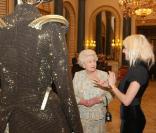 La reine Elizabeth II discute avec Katie Eary lors de la soirée de la mode anglaise à Buckingham Palace le 16 mars 2010