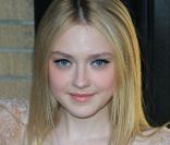 La mignonne Dakota Fanning, à l'occasion de l'avant-première de  The Runaways , à New York, le 17 mars 2010.