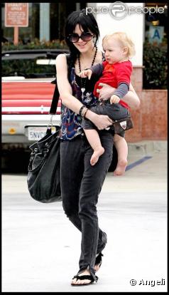Ashlee Simpson et son fils Bronx ont déjeuné en tête à tête à Studio City dans Los Angeles le 13 mars 2010