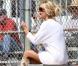 La belle Pamela Anderson venue supporter son fils lors d'un match de baseball, à Malibu, le 20 mars 2010.