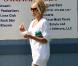 La belle Pamela Anderson venue supporter son fils lors d'un match de baseball, à Malibu, le 20 mars 2010.