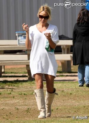 La belle Pamela Anderson venue supporter son fils lors d'un match de baseball, à Malibu, le 20 mars 2010.