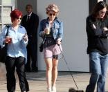 Kelly Osbourne passe l'après-midi avec ses parents Ozzy et Sharon Osbourne et son chien à Los Angeles le 20 mars 2010