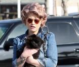 Kelly Osbourne passe l'après-midi avec ses parents Ozzy et Sharon Osbourne et son chien à Los Angeles le 20 mars 2010