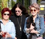 Kelly Osbourne passe l'après-midi avec ses parents Ozzy et Sharon Osbourne et son chien à Los Angeles le 20 mars 2010