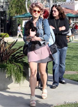 Kelly Osbourne passe l'après-midi avec ses parents Ozzy et Sharon Osbourne et son chien à Los Angeles le 20 mars 2010
