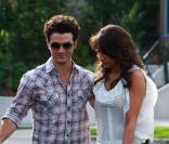 Kevin Jonas et Danielle Deleasa, dimanche 21 mars en fin de journée, à Los Angeles, quittent leur domicile pour une sortie.