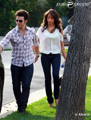 Kevin Jonas et Danielle Deleasa, dimanche 21 mars en fin de journée, à Los Angeles, quittent leur domicile pour une sortie.
