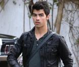 Joe Jonas se rend chez son frère Nick, à Los Angeles, dans l'après-midi du dimanche 21 mars.