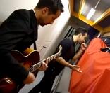 Michael Moreno, fils de Jean Reno, se prépare en coulisses pour interpréter une chanson sur le plateau de Vivement Dimanche