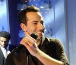 Michael Moreno chante lors de l'émission Vivement Dimanche consacrée à son père Jean Reno sur France 2 diffusée le 21 mars 2010