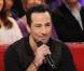 Michael Moreno chante lors de l'émission Vivement Dimanche consacrée à son père Jean Reno sur France 2 diffusée le 21 mars 2010