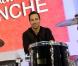 Michael Moreno chante lors de l'émission Vivement Dimanche consacrée à son père Jean Reno sur France 2 diffusée le 21 mars 2010
