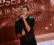 Michael Moreno chante lors de l'émission Vivement Dimanche consacrée à son père Jean Reno sur France 2 diffusée le 21 mars 2010
