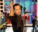 Michael Moreno chante lors de l'émission Vivement Dimanche consacrée à son père Jean Reno sur France 2 diffusée le 21 mars 2010