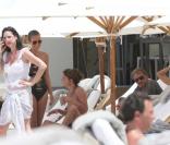 Johnny Hallyday et sa femme Laeticia sur la plage de l'Eden Roch à St Barth le 15 mars 2010
