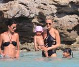 Laeticia Hallyday et ses filles Jade et Joy sur la plage de l'Eden Roch à St Barth le 15 mars 2010