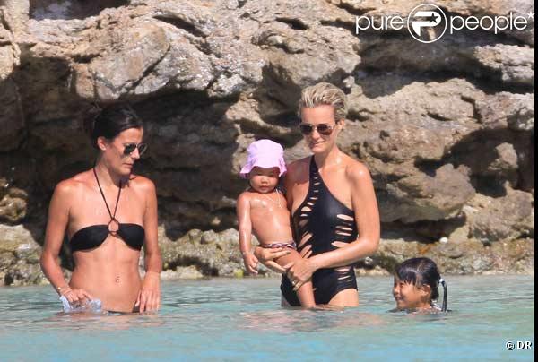 Laeticia Hallyday et ses filles Jade et Joy sur la plage de l'Eden Roch à St Barth le 15 mars 2010