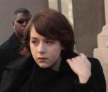 Isabella, la fille adoptive de Tom Cruise et Nicole Kidman, est une jeune fille très discrète pas vraiment interessée par les séances de shopping sans fin et les garçons ! 