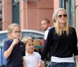 Ava est le parfait sosie de sa maman Reese Witherspoon. Quant au petit Deacon, il est déjà à croquer... Un futur Ryan ? 
