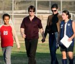 Pour Katie Holmes et Tom Cruise, la famille est une valeur fondamentale. Le couple se fait un plaisir de partager des moments de complicité avec Isabella et Connor !  