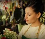 Olivia Ruiz devient une fleuriste fatale pour le clip de son single  Les Crêpes aux champignons 