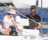 Richard Gere et son épouse Casey Lowell partagent un petit tour sur un voilier, au large de l'île française de Saint-Barthélémy, le samedi 20 mars.