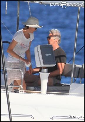 Richard Gere et son épouse Casey Lowell partagent un petit tour sur un voilier, au large de l'île française de Saint-Barthélémy, le samedi 20 mars.