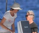 Richard Gere et son épouse Casey Lowell partagent un petit tour sur un voilier, au large de l'île française de Saint-Barthélémy, le samedi 20 mars.