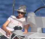 Richard Gere et son épouse Casey Lowell partagent un petit tour sur un voilier, au large de l'île française de Saint-Barthélémy, le samedi 20 mars.