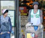 Tommy Lee et sa chérie Sofia Toufa font des courses à Los Angeles
