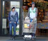 Tommy Lee et sa chérie Sofia Toufa font des courses à Los Angeles