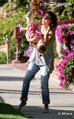 Jessica Alba en famille dans un parc de Los Angeles, le 27 mars 2010