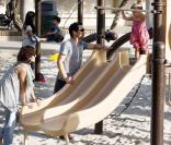 Jessica Alba en famille dans un parc de Los Angeles, le 27 mars 2010