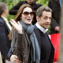 Carla Bruni et Nicolas Sarkozy ont débarqué souriants à New York... loin de la chute de popularité en France !