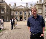 Lord Charles Spencer, frère de feue Lady Di, a l'intention de sa marier prochainement en troisième noces... (photo : devant le domaine d'Althorp en 2001) 