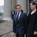 Quand Carla Bruni se transforme en Jackie Kennedy, elle brille à New York et donne un baiser à son Nicolas... (Réactualisé)