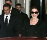 Nicolas Sarkozy et Carla Bruni quittent leur hôtel à New York, le Carlyle, en route pour l\'université de Columbia le 29 mars 2010<br />