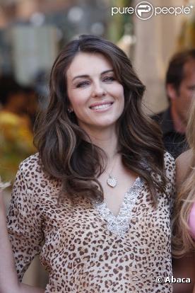 Elizabeth Hurley, à l'occasion de l'ouverture de sa boutique de maillots de bain dans l'Outlet Village d'Ingolstadt, en Allemagne, le 30 mars 2010.