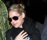 Anna Kournikova se rend à l'aéroport LAX de Los Angeles en pleine nuit en portant des bagages Louis Vuitton le 30 mars 2010