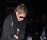 Anna Kournikova se rend à l'aéroport LAX de Los Angeles en pleine nuit en portant des bagages Louis Vuitton le 30 mars 2010
