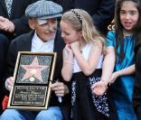Dennis Hopper reçoit son étoile sur Hollywood boulevard, ici avec sa fille Galen,, à Los Angeles, le 26 mars 2010 !