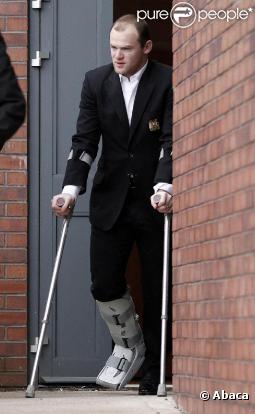 Wayne Rooney sortant d'un hôpital de Manchester après des examens complémentaires suite à sa blessure subie mardi soir lors du match de Champions League face au Bayern Munich le 30 mars 2010