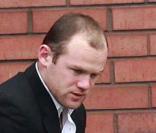 Wayne Rooney sortant d'un hôpital de Manchester après des examens complémentaires suite à sa blessure subie mardi soir lors du match de Champions League face au Bayern Munich le 30 mars 2010